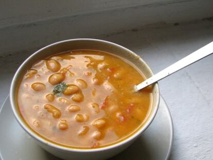 Sopa de alubias blancas con tomate y albahaca