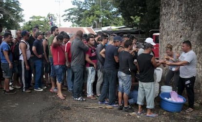 Un grupo de migrantes cubanos espera por comida en Pe&ntilde;as Blancas, frontera entre Costa Rica y Nicaragua.