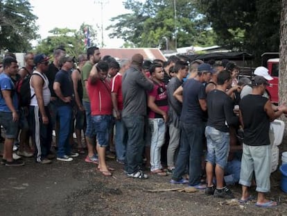 Un grupo de migrantes cubanos espera por comida en Pe&ntilde;as Blancas, frontera entre Costa Rica y Nicaragua.