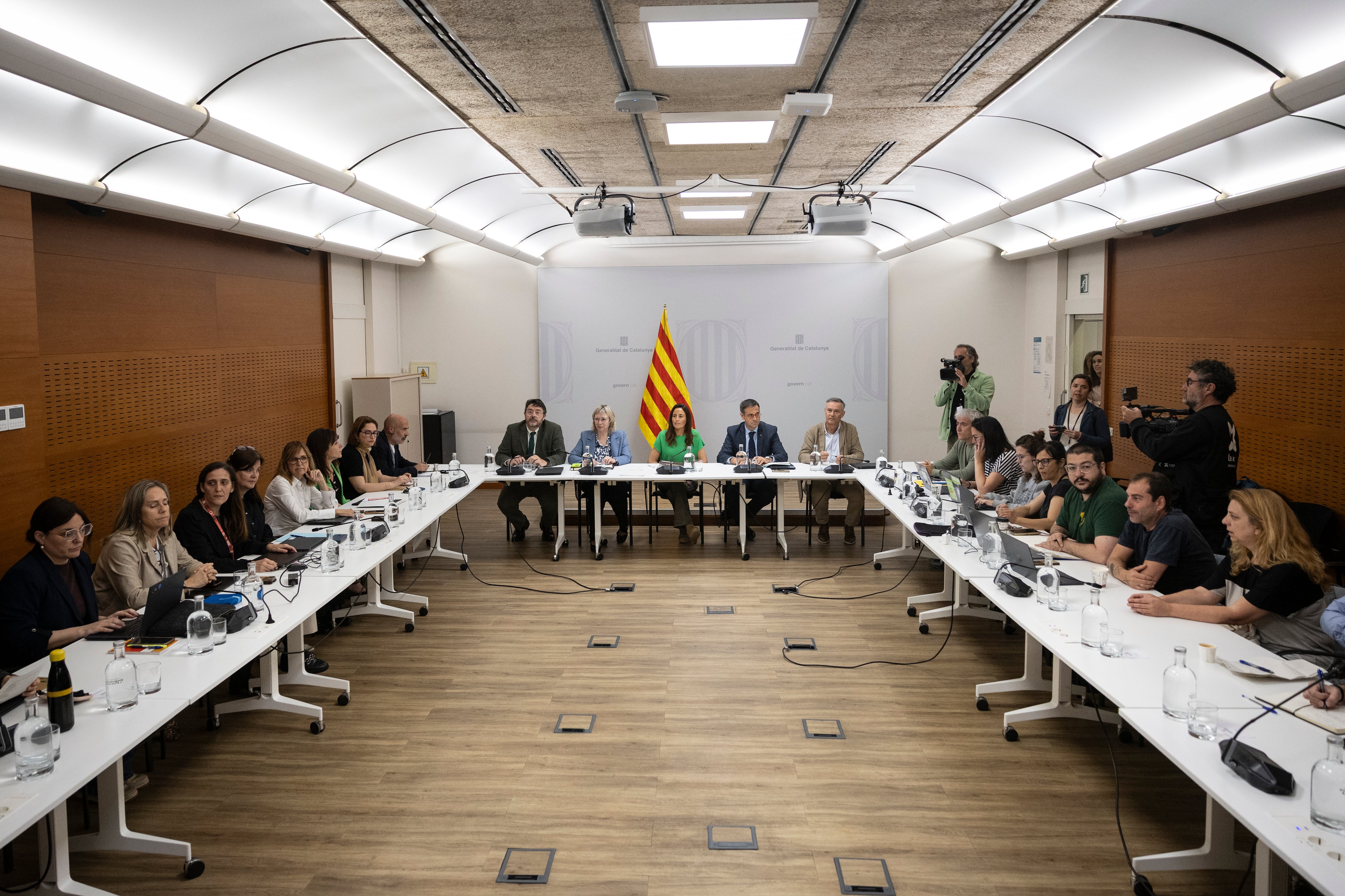 La consejera de Educación, Esther Niubó, preside la reunión extraordinaria con los sindicatos de enseñanza para desencallar el conflicto educativo, este jueves.