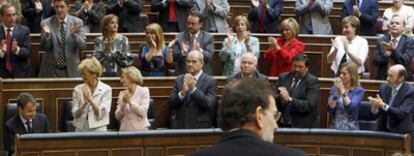 La bancada socialista aplaude al presidente (sentado) tras su discurso en el debate del estado de la nación. De espaldas, Mariano Rajoy.