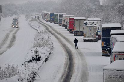 Unos camiones son obligados a detenerse mientras unos vehículos se desplazan lentamente en sentido contrario en la autopista RN12 cerca de Morlaix, Francia.