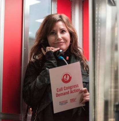 La actriz Gina Gershon simula la llamada al Congreso.