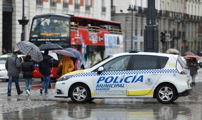 Una patrulla de la Policía Municipal en la Puerta del Sol de Madrid. 