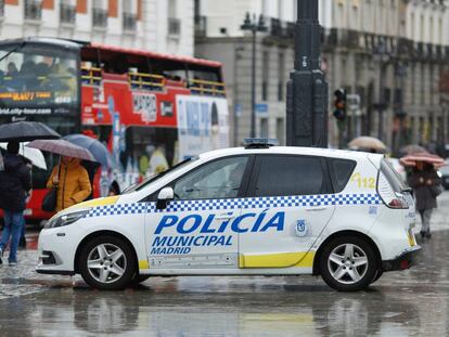 Una patrulla de la Policía Municipal en la Puerta del Sol de Madrid. 