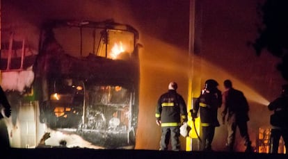 Bombeiros apagam inc&ecirc;ndio de &ocirc;nibus em Natal.