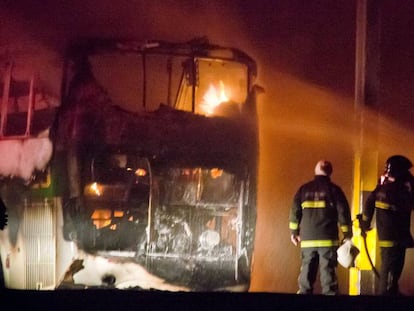 Bombeiros apagam inc&ecirc;ndio de &ocirc;nibus em Natal.