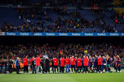 El pasillo del cuerpo técnico del Barcelona a sus jugadores tras el clásico en el Camp Nou.