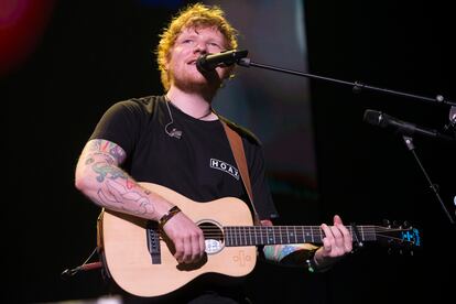 Todos contra Ed Sheeran

El británico Ed Sheeran es uno de los artistas más vendedores de la última década. Y no sabemos si precisamente por ello se analiza con lupa todo lo que compone. El pasado verano el músico Sam Chokri le acusó de plagio afirmando que el exitoso Shape of You se asemejaba a una pieza titulada Oh Why que lanzó en 2015. Pero si eso no fuera ya de por sí motivo de preocupación para el pelirrojo, asimismo, inauguró el 2020 con la noticia de que la familia de Marvin Gaye (sí, otra vez ellos) y los herederos del productor Ed Townsend quiere sentarle en el banquillo por haberse supuestamente apropiado de Let’s Get It On en el baladón Thinking Out Loud. Sheeran, Sony/ATV Music Publishing y Atlantic Records podrían terminar con 100 millones de dólares menos en el bolsillo si así lo decide un jurado popular en los próximos meses.