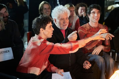 Javier Ambrossi, Pedro Almodóvar y Javier Calvo, durante el rodaje de 'Pedro x Javis', serie documental dirigida por los responsables de 'Paquita Salas' y 'La Mesías'.