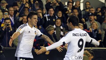 Santi Mina y Alc&aacute;cer celebran el gol del Valencia.