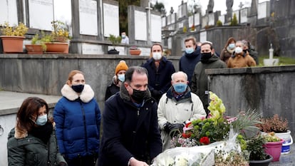 El presidente del PP vasco, Carlos Iturgaiz, participa este sábado en el homenaje de su partido al concejal de Zarautz José Ignacio Iruretagoyena, asesinado por ETA en 1998.