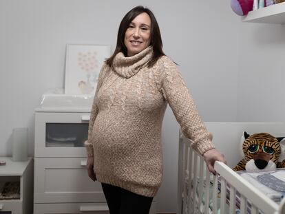 Nuria Ramírez, que recibió las dos dosis de la vacuna ya embarazada, en su casa de Esplugues de Llobregat.
