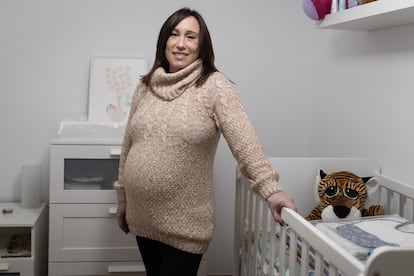 Nuria Ramírez, que recibió las dos dosis de la vacuna, en su casa de Esplugues de Llobregat.