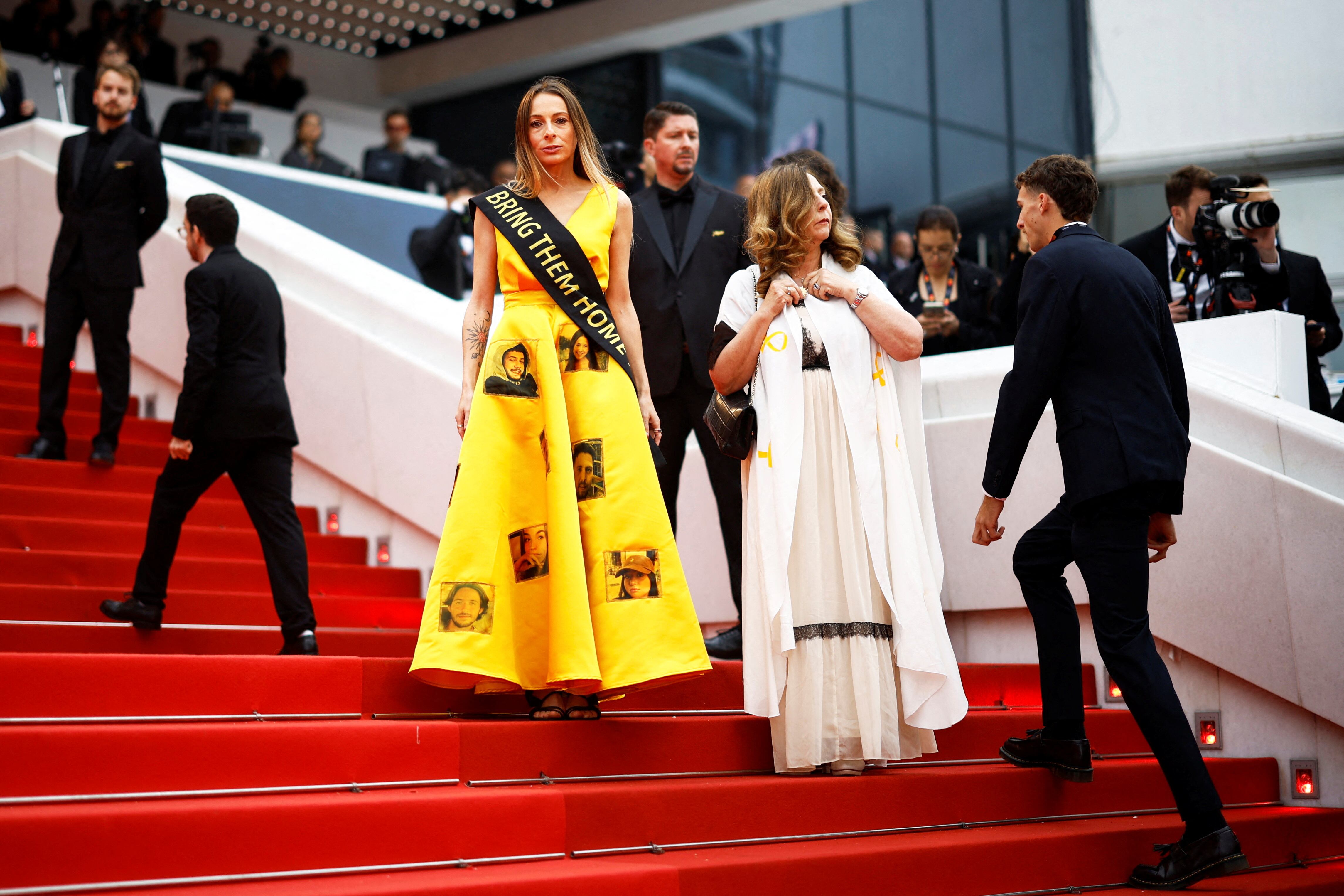 Laura Blajman-Kadar, superviviente de los ataques del 7 de octubre en el festival de música Nova por parte de Hamás, aparece con un vestido amarillo decorado con rostro de los rehenes secuestrados por la organización terrorista. En una banda negra se puede leer 