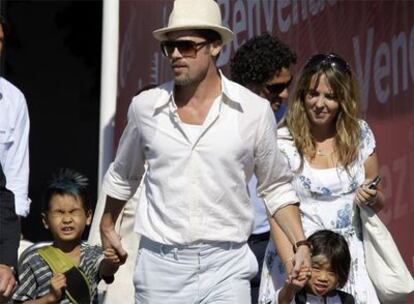 El actor Brad Pitt con sus hijos Maddox y Pax, en Venecia.
