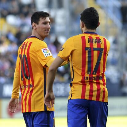 El delantero del FC Barcelona Munir El Haddadi (d) celebra con su compañero, el delantero argentino Leo Messi (i), el primer gol que ha marcado frente al Málaga.