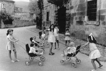 Niñas en Liérganes (Cantabria), en una foto de Gerardo Vielba de 1968.
