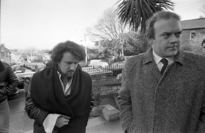 U2 frontman Bono arrives at Phil Lynott’s funeral on January 11, 1986, in Dublin. At right is U2’s manager, Paul McGuinness. 