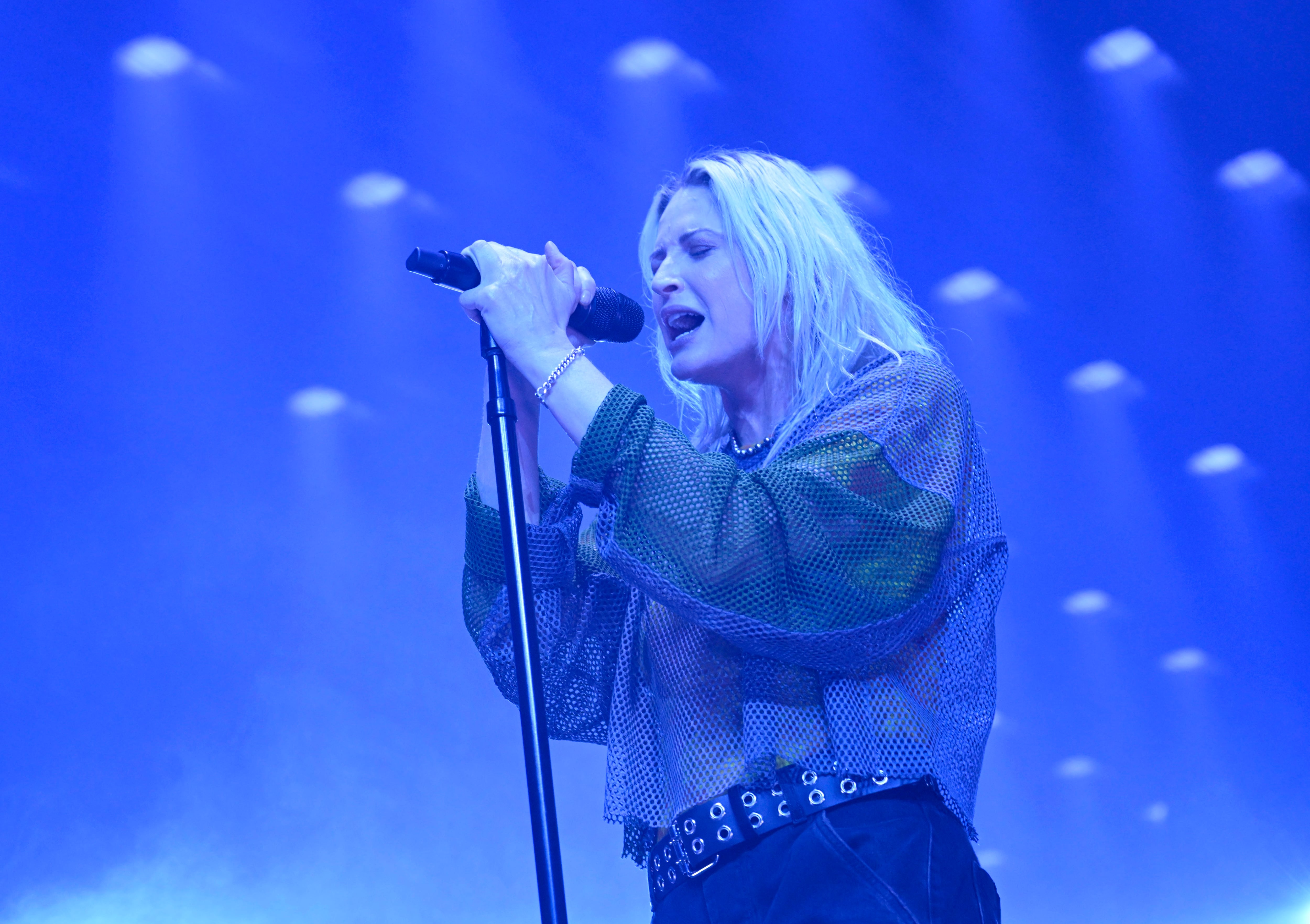 BURBANK, CALIFORNIA - SEPTEMBER 05: Emily Armstrong of Linkin Park performs during a global livestream at Warner Bros. Studios on September 05, 2024 in Burbank, California.  (Photo by Timothy Norris/Getty Images for Warner Music)