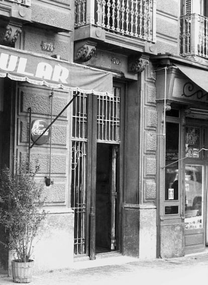 Portal de la casa en el número 70 de la calle Girona de Barcelona, donde se produjo un tiroteo entre la policía y  la banda de Salvador Antich, en una foto cedida por la editorial Tusquets.