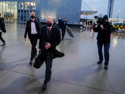 El canciller Olaf Scholz, este domingo, antes de despegar de Schoenefeld (Alemania) hacia Estados Unidos.