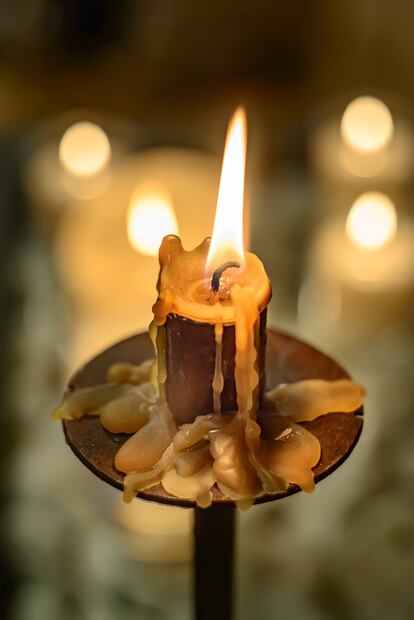 Cerería Candela. Silvia inauguró su cerería en el barrio de Santa Catalina hace 12 años. Aprendió el oficio de forma autodidacta y colaborando con Amalia Cabot, de la Cerería Can Picornell, la más antigua de España. Diseña candelabros junto a herreros de la isla, trabaja con restaurantes locales como Tast y hoteles de otras islas como el Torralbenc de Menorca. Además colabora con la ONG Bamba Kenya, cuyos productos vende para recaudar fondos. Apuesta por menos cantidad y más calidad: a Silvia le encanta el trato con los clientes, encuentra muy fría la venta online y prefiere la calma a estresarse por tener grandes pedidos
(Carrer de la Fàbrica, 73).