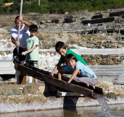 Niños jugando con un trabuquete en una de las visitas guiadas al Valle Salado de Añana. 