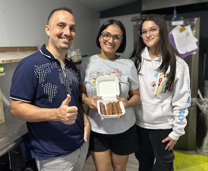 Rómulo, Romaixa Chirino y Valeria Bedoya, su hija, con una docena de churros recién hechos en Oranjestad, Aruba en enero de 2025.