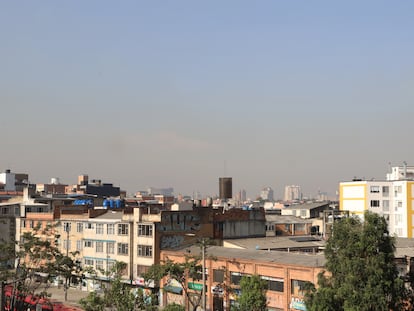 Capa de smog sobre Bogotá, captada desde los cerros orientales de la capital, el 24 de febrero de 2023.