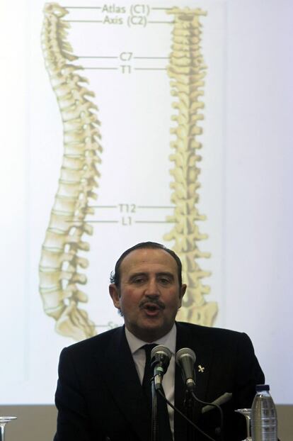 El neurocirujano Manuel de la Torre Gutiérrez, que ha dirigido la operación de hernia discal al Rey, durante la comparecencia informativa después de la intervención, que concluyó de forma satisfactoria.