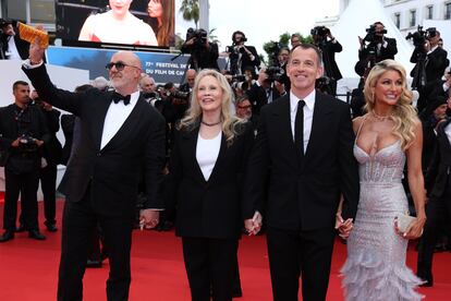 Laurent Bouzereau, Faye Dunaway, Liam Dunaway O'Neill y McKinzie Roth en Cannes.