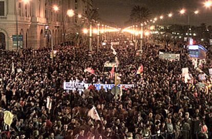 La manifestación antiglobalización recorrió anoche el centro de Barcelona en un ambiente festivo y sin apenas incidentes.
