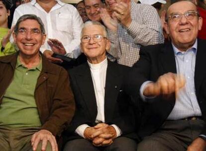 El presidente, Óscar Arias; el sacerdote Claudio Solano, y el ministro de la Presidencia, Rodrigo Arias, celebran el resultado del referéndum del TLC, el pasado octubre.