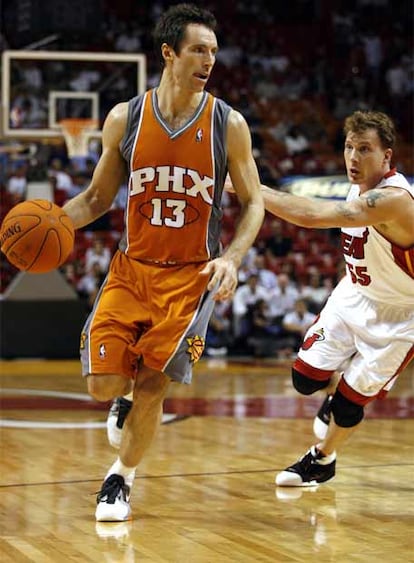 Steve Nash, con el balón sintético, ante Jason Williams.