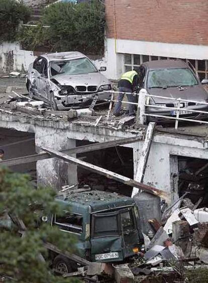 Coches reventados por la explosión.