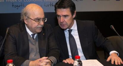 El ministro de Industria, José Manuel Soria, acompañado del conseller de Economía, Andreu Mas Colell.