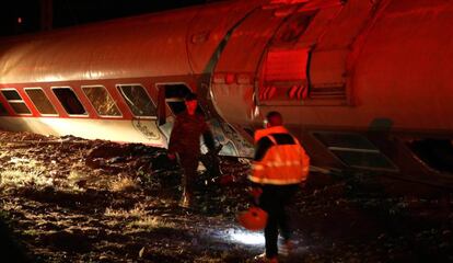 Miembros del equipo de rescate al lado del tren siniestrado en Grecia.