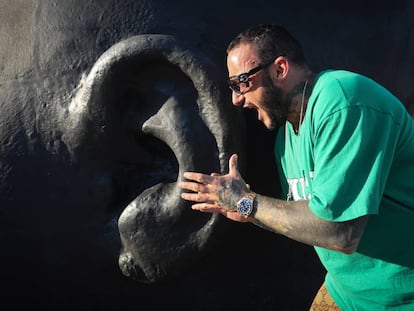 El madrileño DJ Nano, ante una de las esculturas junto a la estación de Atocha. 
