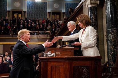 Donald Trump da la mano a la presidenta de la Cámara de Representantes, Nancy Pelosi, antes de pronunciar su segundo discurso sobre el estado de la Unión. Al lado de Pelosi el vicepresidente de EE UU, Mike Pence.