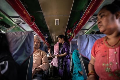 <p>Tras ordenar a un autobús de pasajeros que se dirigía a India que se detuviese en la ciudad fronteriza nepalí de Bhairahawa, Maheshwori Nepali (centro), antigua víctima del tráfico de personas convertida en colaboradora de una ONG antitrata, interroga a una pareja (no aparece en la imagen) y comprueba sus documentos para intentar determinar si realmente están emparentados o si se trata de un traficante que viaja con su víctima, ajena a lo que le espera.</p>  <p>Las ONG nepalíes contra el tráfico de personas, como 3 Angels, para la que trabaja Maheshwori tras haber sido rescatada por ella, sitúan pequeños puestos de control a lo largo de la frontera con India para interceptar casos. Según la organización, los establecimientos que tiene distribuidos a lo largo de los 1.758 kilómetros de frontera impiden cada día el paso de una media de 12 niñas víctimas del tráfico. 3 Angels sostiene que esta es la forma de rescate más eficaz. </p>  <p>Según la policía nepalí, citada por el Kathmandu Post, "el año pasado, 2.104 ciudadanos nepalís posibles víctimas del tráfico de personas fueron devueltos desde la frontera India-Nepal, y las cifras de varias ONG muestran que, a raíz del control de varios pasos fronterizos, se rescató a más de 10.000 en el mismo periodo de tiempo". </p>  <p>No obstante, en medio del colosal flujo de personas, es difícil determinar si los motivos para cruzar la frontera que declaran las personas son verdaderos, especialmente cuando los traficantes -que se hacen pasar por parejas, parientes o agentes de contratación, entre otras estratagemas- aleccionan a sus víctimas para que mientan cuando los vigilantes de la frontera las detienen mientras viajan solas o en compañía de sus captores creyendo que, al otro lado de la frontera, les darán la oportunidad de tener una vida mejor. </p>