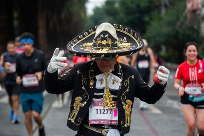 Un corredor vestido de charro participa en el XXXIX Maratón de la Ciudad de México.