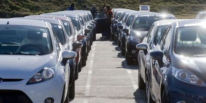 Uns operaris revisen els Ford Fiesta de la factoria Ford d'Almussafes.