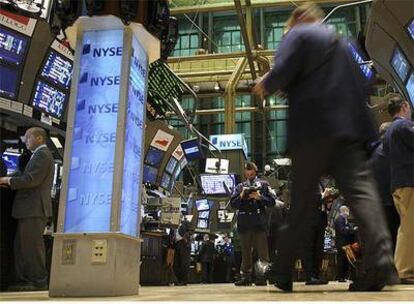Wall Street, en la imagen durante la sesión de hoy, y las bolsas de todo el mundo se han dado un día de respiro, animadas por los habitualmente maltratados valores bancarios