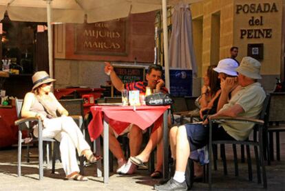 Varios turistas conversan en una terraza del centro de la capital.