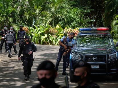 Policía frente a la casa de Cristiana Chamorro, en Managua, este miércoles.