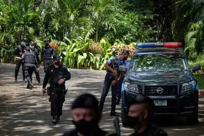 Policía frente a la casa de Cristiana Chamorro, en Managua, este miércoles.