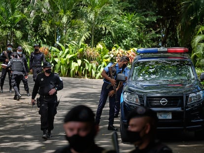 Policía frente a la casa de Cristiana Chamorro, en Managua, este miércoles.