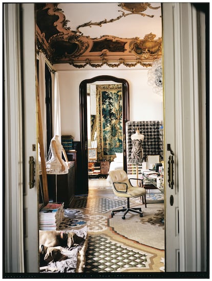 Vista interior de la casa del arquitecto. La silla de Charles Pollock de 1963 armoniza con el tapiz de Aubusson.