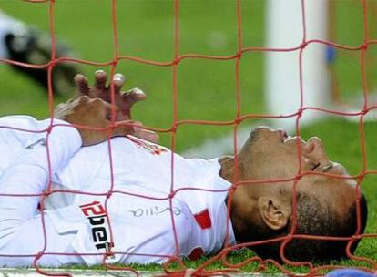 Luis Fabiano se lamenta durante el partido ante el Valladolid.